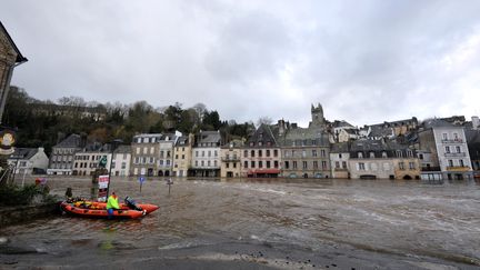 Un sauveteur sur un canot pneumatique dans le centre-ville inond&eacute; de Quimperl&eacute; (Finist&egrave;re) par la crue de la La&iuml;ta, le 7 f&eacute;vrier 2014. (FRANK PERRY / AFP)