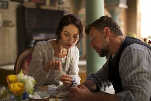  Olga Kurylenko et Russell Crowe dans "La Promesse d'une vie" de Russell Crowe
 (Universal  Pictures International France)