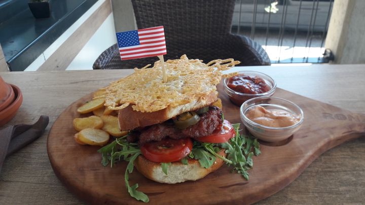 La pizzeria de Sevnica a créé un "burger présidentiel", avec une chips de cheddar pour rappeler la coiffure de Donald Trump. (ELISE DELEVE / RADIO FRANCE)