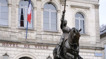 La statue de Jeanne d'Arc devant la mairie de Vaucouleurs (Meuse). (JEAN-CHRISTOPHE VERHAEGEN / AFP)