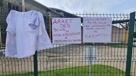 Lundi 25 octobre, une quarantaine d'infirmiers libéraux ont manifesté devant l'Agence régionale de santé de la Guyane contre l'obligation vaccinale imposée à leur profession. (YVES ROBIN / GUYANE LA 1ERE)