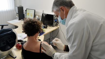 Une salariée vaccinée dans son entreprise à Montpellier dans l'!hérault. (MICHAEL ESDOURRUBAILH / MAXPPP)