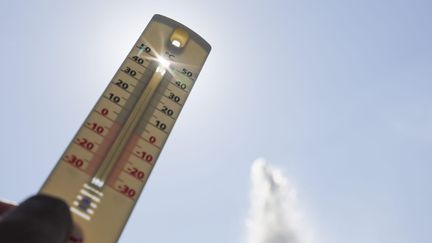 Un thermomètre lors d'une vague de chaleur à Gap (Hautes-Alpes), le 15 juillet 2024. (THIBAUT DURAND / LE DAUPHINE / MAXPPP)