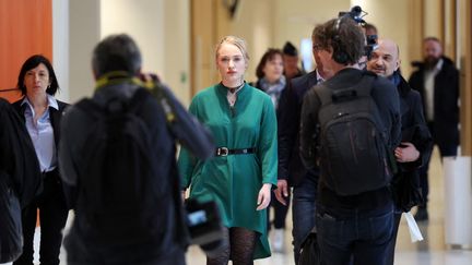 La jeune Mila au tribunal le 11 avril 2022, à Paris. (THOMAS COEX / AFP)