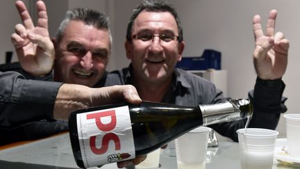 Des socialistes f&ecirc;tent la victoire du PS lors du second tour des &eacute;lections d&eacute;partementales en Haute-Garonne, le 29 mars 2015, &agrave; Toulouse. (PASCAL PAVANI / AFP)