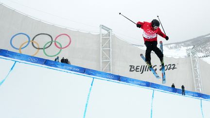 Kevin Rolland&nbsp;lors des qualifications en halfpipe, le 17 février 2022, à Zhangjiakou, durant les Jeux olympiques de Pékin. (PAVEL BEDNYAKOV / SPUTNIK / AFP)