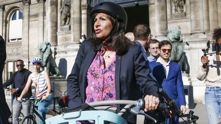 Anne Hidalgo, son vélo, sa bataille contre tout voiture à Paris.&nbsp; (MAXPPP)