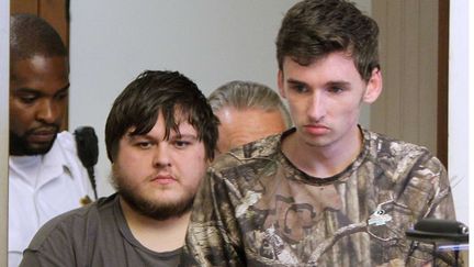 James Stumbo, &agrave; gauche, et Kevin Norton, au tribunal apr&egrave;s leur arrestation en marge des championnats du monde de "Pok&eacute;mon" &agrave; Boston (Etats-Unis), le 24 ao&ucirc;t 2015. (CHITOSE SUZUKI / AP / SIPA)