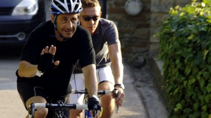 Nicolas Sarkozy fait du vélo à Cavalère, lors de ses vacances au Cap Nègre, le 21 août 2009. (AFP - CHRISTIAN ALMINANA.)