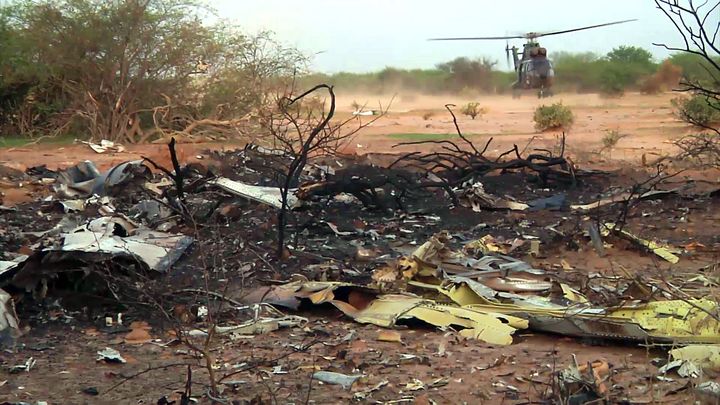 Photo de la zone du crash dans la r&eacute;gion de Gossi, au Mali, le 25 juillet 2014, prise au sol par l'&Eacute;tablissement de communication et de production audiovisuelle de la D&eacute;fense.&nbsp; (ECPAD / AFP)