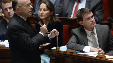 Le ministre de l'Int&eacute;rieur Bernard Cazeneuve, ici &agrave; l'Assembl&eacute;e nationale &agrave; Paris le 28 octobre 2014, a d&eacute;clar&eacute; qu'il n'avait aucune intention de d&eacute;missionner. (LIONEL BONAVENTURE / AFP)