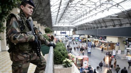 &nbsp; (Un militaire déployé dans le cadre de Vigipirate à la gare de l'Est à Paris © MaxPPP)