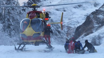 Les &eacute;quipes de secours recherchent le jeune skieur pris dans une avalanche, &agrave; Gourette (Pyr&eacute;n&eacute;es-Atlantiques), mercredi 2 janvier 2013. (MAXPPP)