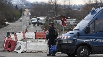 Un gendarme monte la garde près d'un camp de gens du voyage, le 18 janvier 2016, à Moirans (Isère), après une vague d'interpellations. (PHILIPPE DESMAZES / AFP)