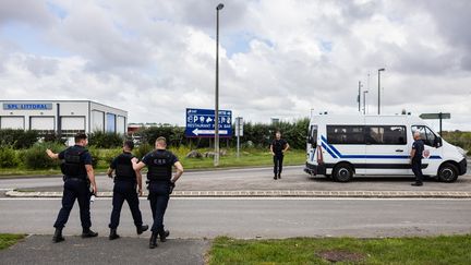 Des CRS contrôlent des camions à la recherche de migrants près d’un parking de camion à Marck (Pas-de-Calais), le 28 août 2023. (SAMEER AL-DOUMY / AFP)