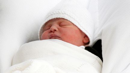 Le prince Louis de Cambridge est présenté à la presse, le 23 avril 2018, à la sortie de la maternité.&nbsp; (HENRY NICHOLLS / REUTERS)