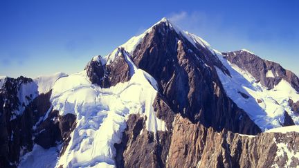 Une montagne enneigée du parc national du Mont Cook en Nouvelle-Zélande.&nbsp; (TIBOR BOGNAR /AFP)