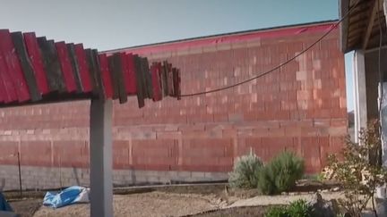 En Meurthe-et-Moselle, un couple vient de saisir la justice après que leur voisin a construit un gigantesque mur (CAPTURE D'ÉCRAN FRANCE 2)