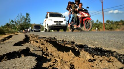 Une route fissurée à Kayangan sur l'île de Lombok en Indonésie, le 8 août 2018.&nbsp; (SONNY TUMBELAKA / AFP)