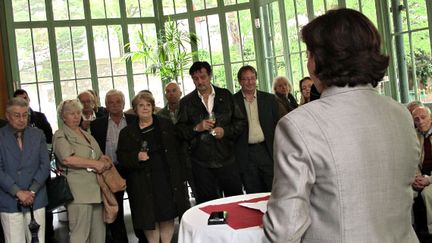 Claudine Schmid (de dos), candidate UMP dans la 6e circonscription des Fran&ccedil;ais de l'&eacute;tranger (Suisse-Liechtenstein) lors d'une r&eacute;union publique &agrave; Gen&egrave;ve (Suisse), le 21 mai 2012. (SALOME LEGRAND / FTVI)