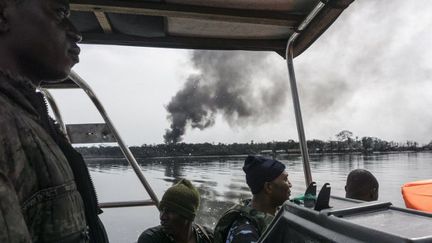 Des membres des frorces de sécurité navales nigérianes patrouillant dans le delta du Niger près de Port Harcourt, le 19 avril 2017, à la recherche des raffineries illégales au coeur de la région pétrolière du pays.  (STEFAN HEUNIS/AFP)