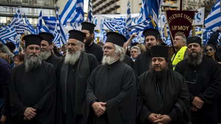 Des prêtres orthodoxes grecs&nbsp;lors d'une manifestation à Athènes, le 4 février 2018, pour exhorter le gouvernement à ne pas faire de compromis dans le conflit avec la Macédoine voisine. (ANGELOS TZORTZINIS / AFP)