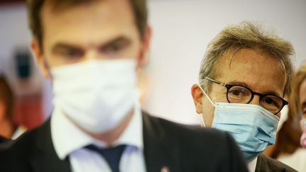 Le directeur général de l'AP-HP Martin Hirsh (D) accompagne le ministre de la Santé, Olivier Véran (G), le 4 octobre 2021 à l'hôpital Hôtel-Dieu à Paris. (THOMAS PADILLA / MAXPPP)