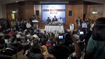 Le ministre malaisien de la D&eacute;fense et des Transports, Hishammuddin Hussein. face &agrave; la presse &agrave;&nbsp;Sepang pr&egrave;s de l'a&eacute;rooport de&nbsp;Kuala Lumpur le 13 masr 2014. (MOHD RASFAN / AFP)