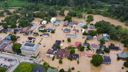 La zone habitée inondée près du nord de la rivière Kentucky à Jackson (Etats-Unis), le 28 juillet 2022. (LEANDRO LOZADA / AFP)