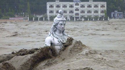 Une statue de Shiva est submerg&eacute;e par les eaux en crue du Gange &agrave; Rishikesh (Inde), le 17 juin 2013. (REUTERS)