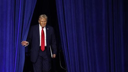 Donald Trump s'apprête à prononcer son discours de victoire à la présidentielle américaine à West Palm Beach, en Floride, le 6 novembre 2024. (CHIP SOMODEVILLA / GETTY IMAGES NORTH AMERICA)