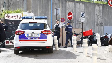 Des policiers déployés aux abords du lycée Alexis de Tocqueville à Grasse (Alpes-Maritimes). (MAXPPP)