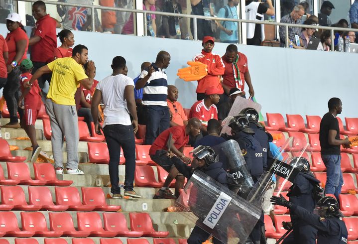 Des policiers &eacute;vacuent une tribune,&nbsp;le 5 f&eacute;vrier 2015 lors de la demi-finale entre le Ghana et la Guin&eacute;e Equatoriale &agrave; Malabo (Guin&eacute;e &eacute;quatoriale). (ISSOUF SANOGO / AFP)