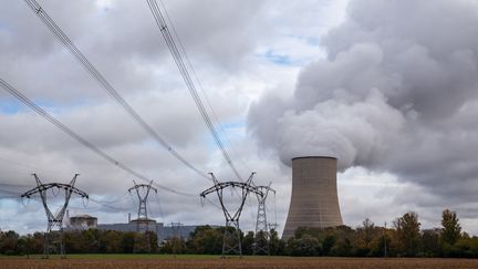 Des lignes à haute tension et la&nbsp;centrale nucléaire de Golfech, dans le Tarn-et-Garonne, le 1er novembre 2021. (JEAN-MARC BARRERE / HANS LUCAS / AFP)