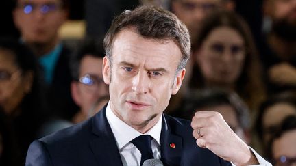 Emmanuel Macron s'est déplacé au siège de la préfecture de Paris et d'Île-de-France, mardi 14 mars, à 500 jours du début des JO de Paris 2024. (LUDOVIC MARIN / AFP)