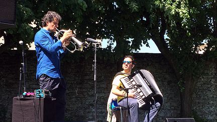 Le trompettiste Luca Aquino (ici au bugle, pour la fin de son concert), et l'accordéoniste Carmine Ioanna, à Coutances (26 mai 2017)
 (Annie Yanbékian / Culturebox)