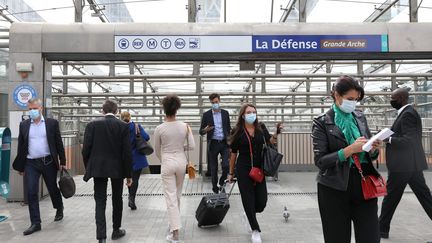 Des hommes et des femmes&nbsp; dans le quartier d'affaires de La Défense à Paris. (GUILLAUME GEORGES / MAXPPP)