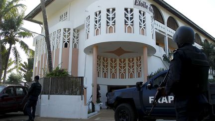 &nbsp; (Des soldats arrivent à l'hôtel Etoile du Sud à Grand-Bassam, en Côte d'Ivoire ©Reuters)