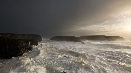 Dans la nuit du 8 au 9 février 2016, des vagues d'une hauteur significative de 6 mètres ont été observées sur la bouée située à l'ouest de l'île Belle Ile en Mer. (PHILIPPE DANNIC / SIPA)