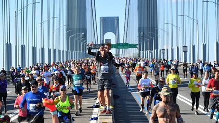 Des coureurs traversent le pont&nbsp;Verrazzano-Narrows lors de l'édition 2019 du marathon de New-York. (JOHANNES EISELE / AFP)