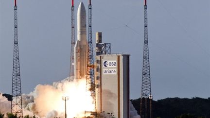 Kourou (Guyane) le 4 août 2010, lancement d'Ariane pour une mise en orbite 2 satellites égyptiens. (AFP PHOTO / JODY AMIET.)