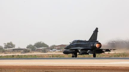 Deux Mirage 2000 sont consacrés à la traque des auteurs de l'attaque qui a tué six humanitaires français, le 9 août au Niger (photo d'illustration). (LUDOVIC MARIN / AFP)