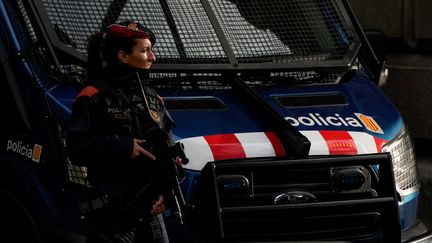 Une policière monte la garde devant la Haute cour de justice de Catalogne, le 20 novembre 2023, à Barcelone (Espagne). (PAU BARRENA / AFP)