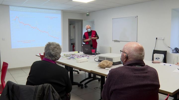 Séance théorique avec le rappel du Code de la route. (M. Le Charpentier / France Télévisions)