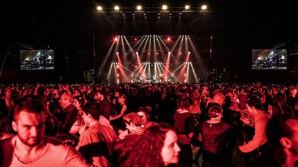 Comme à chaque édition de Yaouank, des milliers d'amateurs de danse et de musique bretonnes vont danser à l'unisson dans une ambiance festive. (Eric Legret)