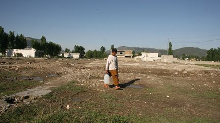 Un gar&ccedil;on pakistanais, le 2 mai 2012 &agrave;&nbsp;Abbottabad (Pakistan), o&ugrave; Oussama Ben Laden a &eacute;t&eacute; tu&eacute; un an auparavant. (SAJJAD QAYYUM / AFP)