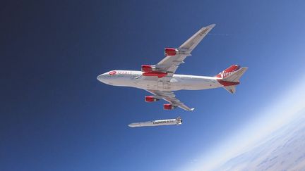 Photo diffusé par Virgin Orbit montrant l'avion&nbsp;baptisé Cosmic Girl larguant la fusée appelé LauncherOne, lors d'un test en juillet 2019. (VIRGIN ORBIT / AFP)