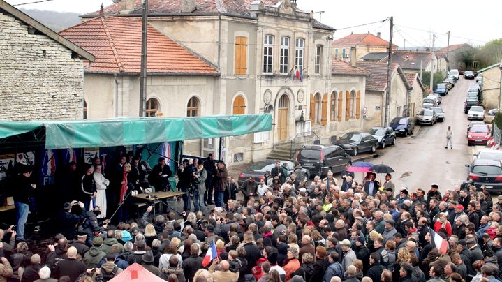 Marine Le Pen tient un discours sur la place du village. (FRANCOIS NASCIMBENI / AFP)