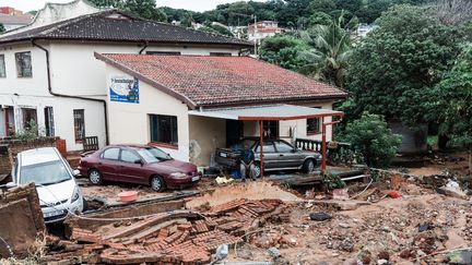 Une route détruite à Durban (Afrique du Sud), le 12 avril 2022. (RAJESH JANTILAL / AFP)