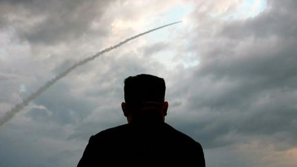 Une image diffusée par la chaîne de télévision officielle nord-coréenne KCTV, le 1er août 2019, montrant le leader du pays, Kim Jong-un, assistant au lancement d'un missile ballistique depuis un endroit inconnu, le 31 juillet. (AFP PHOTO / KCTV")